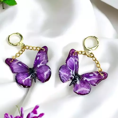 Aretes mariposas violeta en resina con cadenita