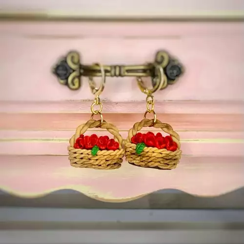Aretes mini canasta con flores en arcilla