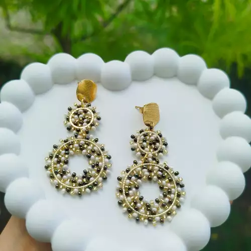 Aretes mostacilla café acero hipoalergénico hecho a mano