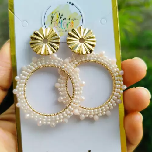 Aretes mostacilla Encanto beige hecho a mano