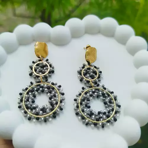Aretes mostacilla negro acero hipoalergénico hecho a mano