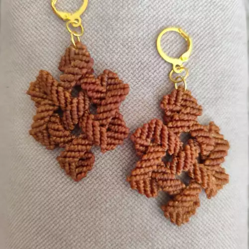 Aretes nudo chino macramé dorado tejidos a mano