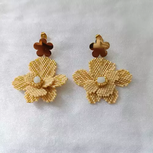 Aretes orquídea dorada en miyuki artesanal hecho a mano