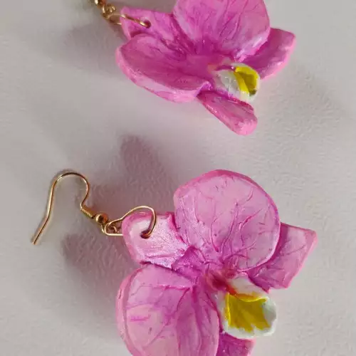 Aretes orquídea fucsia en arcilla hecho a mano