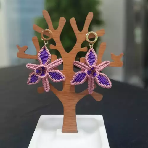 Aretes orquídea morado rosado tejidos palma de iraca