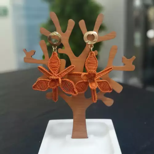 ARETES ORQUIDEA NARANJA TEJIDOS EN PALMA DE IRACA