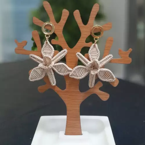 Aretes orquídea natural tejidos en palma de iraca artesanal