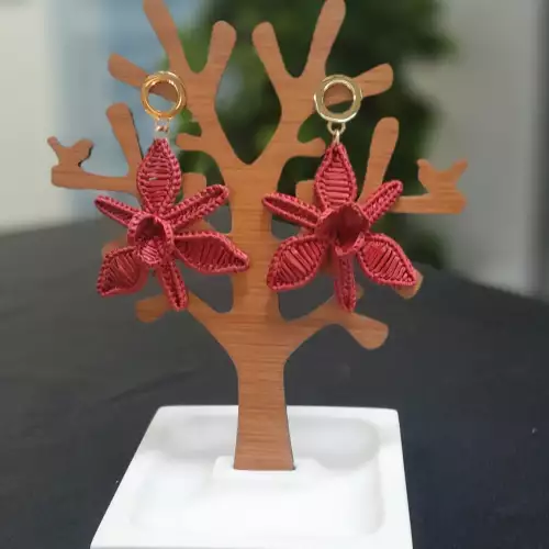 ARETES ORQUIDEA ROJO TEJIDOS EN PALMA DE IRACA