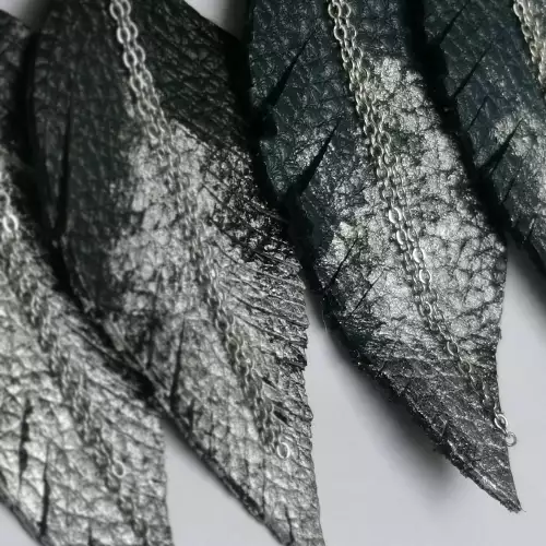 Aretes plumas en cuero pintado a mano hipoalergénico