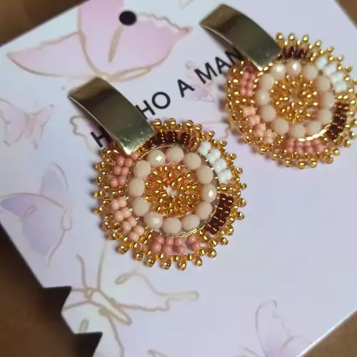 Aretes recamados en mostacilla tonos dorados y rosa