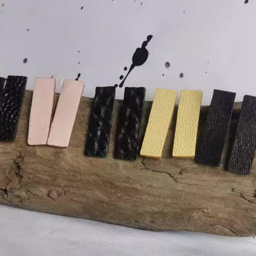 Aretes rectangulares en cuero vacuno hechos a mano