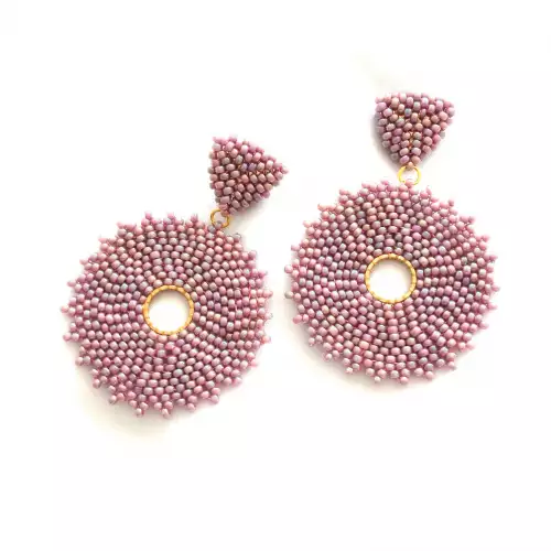 Aretes redondos en mostacilla tono palo de rosa