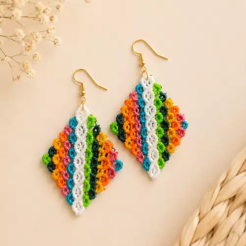 Aretes rombos multicolor tejidos a mano geométricos