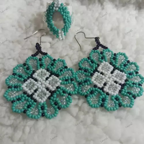 Aretes tejidos a mano verde y blanco gancho acero