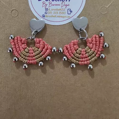 Aretes tejidos en Macrame CORAZON PALO ROSA