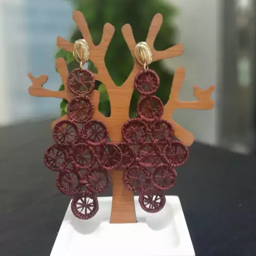ARETES TEJIDOS EN PALMA DE IRACA FORMA DE ROMBO MINI CIRCULOS COLOR CAFÉ