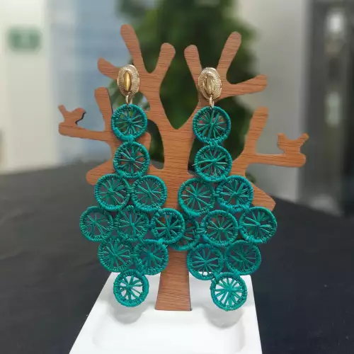 ARETES TEJIDOS EN PALMA DE IRACA FORMA DE ROMBO MINI CIRCULOS COLOR VERDE