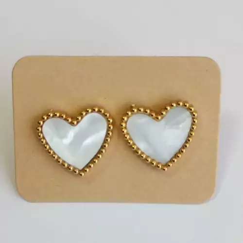 Aretes tipo corazón blanco vibrante