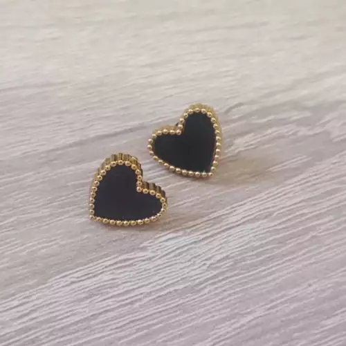 Aretes tipo corazón negro clásico