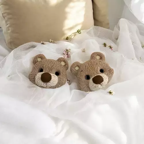Aretes topitos cabeza de oso beige en arcilla polimérica