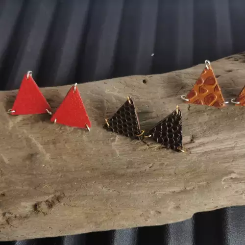 Aretes triangulares en cuero liviano hipoalergénico