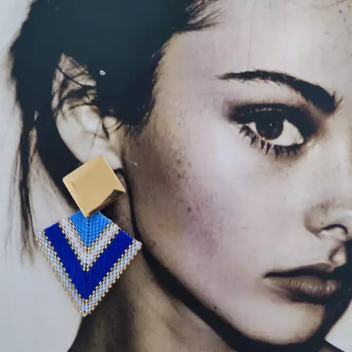Aretes triángulo celeste tejidos a mano miyuki