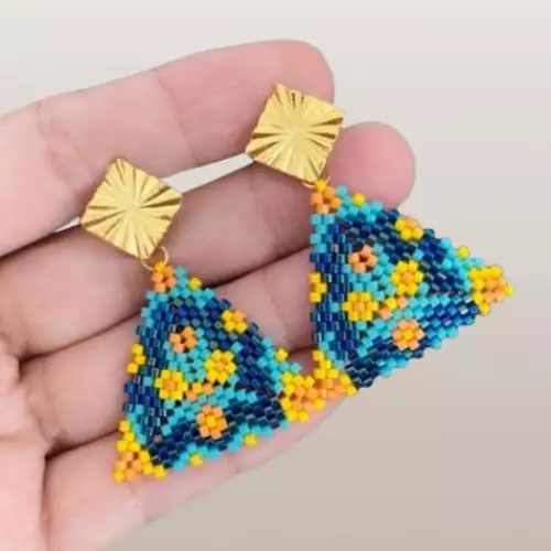 Aretes triángulo étnico tejido miyuki colores vibrantes