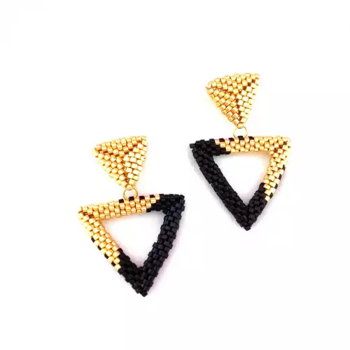 Aretes triangulo miyuki negro dorado hecho a mano