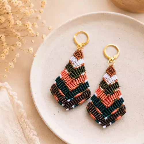 Aretes tribales macramé multicolor tejidos a mano