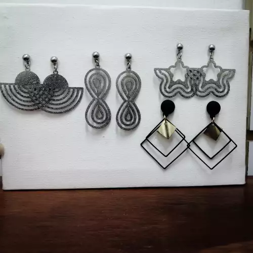 Aretes Unisex - Diseños Modernos para Todos los Estilos