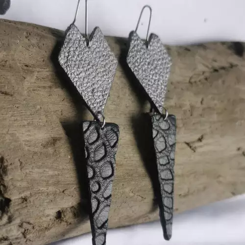 Aretes ZULA en cuero vacuno hechos a mano largo