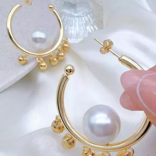 Argollas Elegance con Perla Central y Dijes Dorados