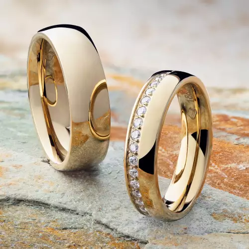 Argollas Greta en oro laminado con diamantes para pareja