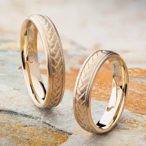 Argollas Tara en oro laminado con diseño tallado