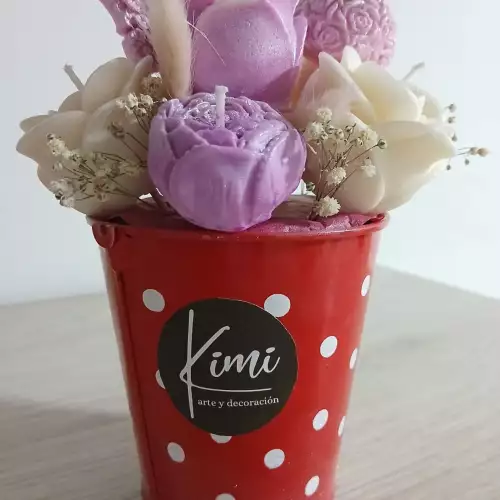 Arreglo floral de velas artesanales en maceta decorativa
