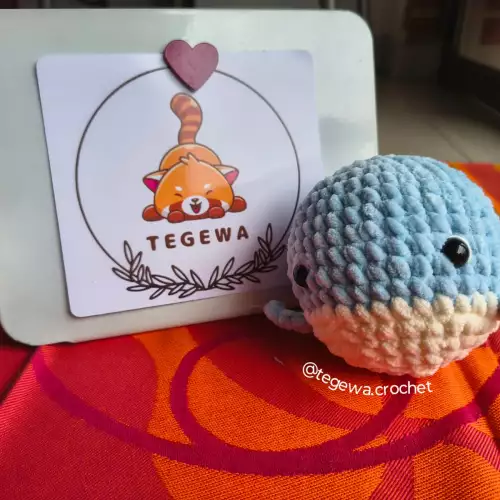 Ballena amigurumi azul hecha a crochet plush suave