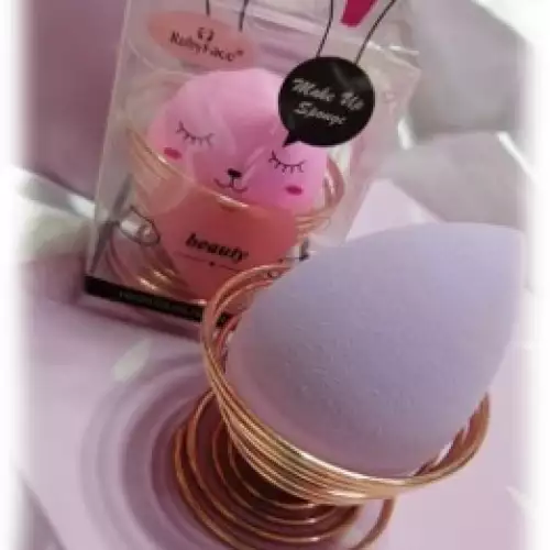 Beauty blender gota con base dorada para maquillaje