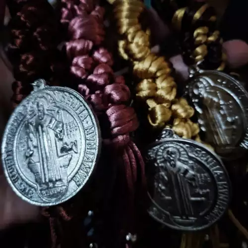 Bendición del hogar con medallas religiosas hecha a mano