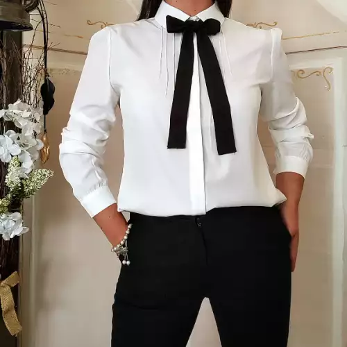 Blusa beige con listón negro manga larga para mujer