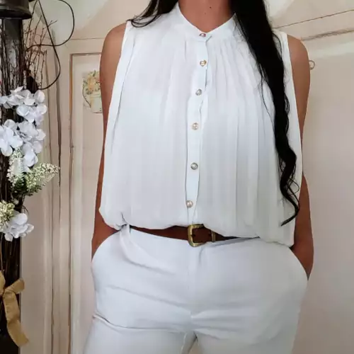 Blusa blanca con pliegues y botones perlados para mujer