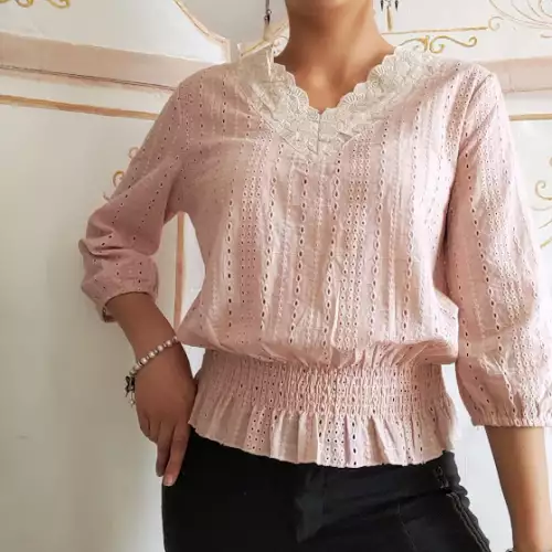 Blusa victoriana rosa con encaje y manga 3/4 algodón