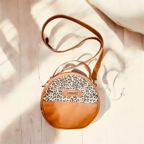 Bolso en cuero miel con animal print leopardo