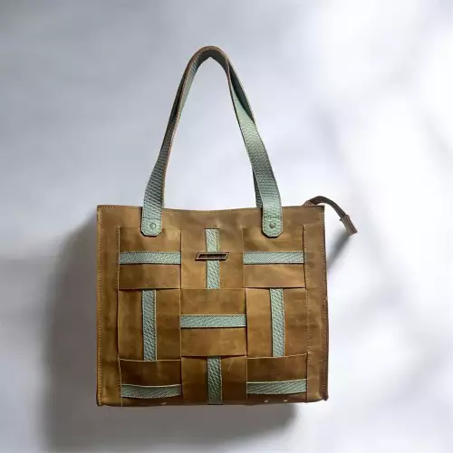 Bolso en cuero miel con entramado verde salvia