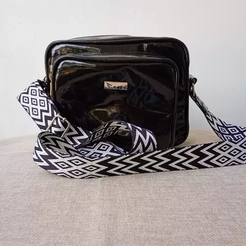 Bolso manos libres Orión charol varios bolsillos
