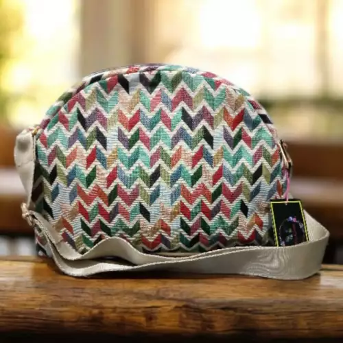 Bolso mediano estilo media luna