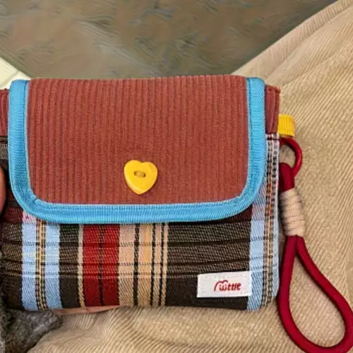 Bolso multifuncional con detalles coloridos y diseño