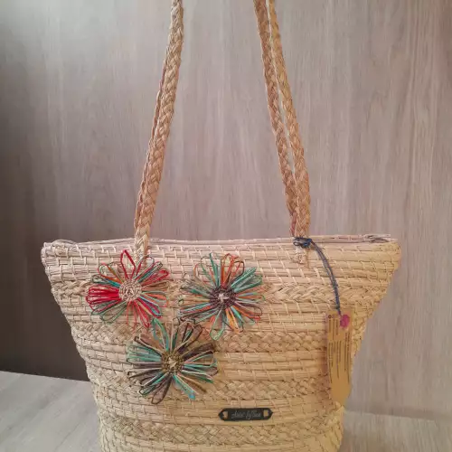 Bolso tejido en palma de iraca natural con flores
