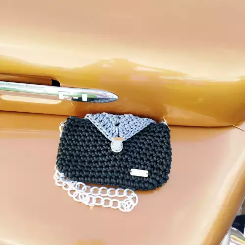 Bolso Vértice tapa triangular asa cadena diseño artesanal