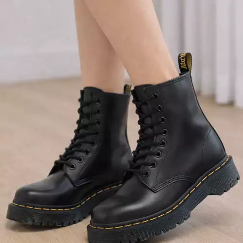 Bota combat negra con cordones y suela gruesa