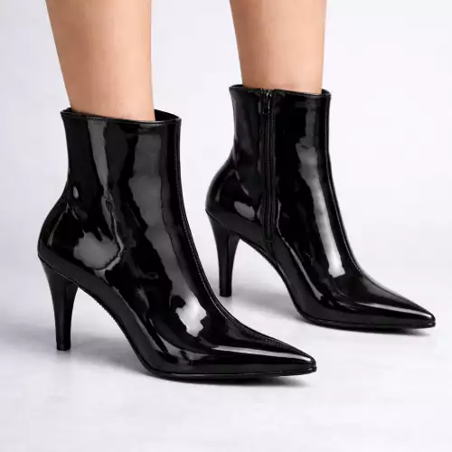 Bota stiletto charol negro tacón alto elegante
